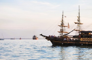 Βόλτα στον Θερμαϊκό για 2 Άτομα με 2 Καφέδες ή Χυμούς/Αναψυκτικά ή Μπύρες/Κρασιά ή Cocktails, στην Παραλία Λευκού Πύργου, για μία μοναδική κρουαζιέρα στα νερά του Θερμαϊκού! Βόλτα στον Θερμαϊκό για 2 Άτομα με 2 Καφέδες ή Χυμούς/Αναψυκτικά ή Μπύρες/Κρασιά ή Cocktails, στην Παραλία Λευκού Πύργου, για μία μοναδική κρουαζιέρα στα νερά του Θερμαϊκού!