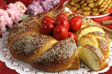 Χειροποίητο Στρόγγυλο Πασχαλινό Τσουρέκι με Κόκκινο Αβγό, Απλό ﻿ή με Επικάλυψη Σοκολάτας Υγείας, στην Περιοχή Μαρτίου!