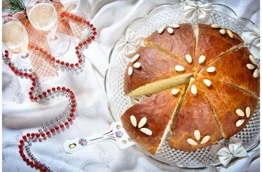 Χειροποίητη Βασιλόπιτα 1kg με Φλουρί, διακοσμημένη με Γλάσο & Φιλέ Αμυγδάλου και δυνατότητα επικάλυψης με Μαύρη Σοκολάτα, στην Περιοχή Μαρτίου!