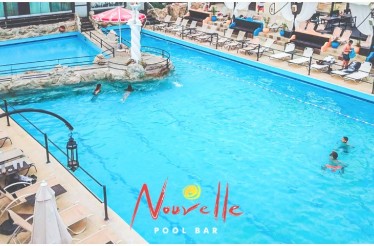 Είσοδος 2 Ατόμων στην Πισίνα του «Nouvelle Pool Bar», με Καφέ, Μπύρα, Cocktail, κ.α. & χρήση Ξαπλώστρας & Ομπρέλας, στο Ωραιόκαστρο!