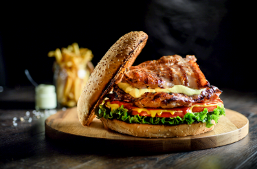 Dine in & Take Away: Γεύμα με Ελεύθερη Επιλογή από τον Κατάλογο, με άκρως εθιστικά και ζουμερά Burgers ﻿από 100% μοσχαρίσιο κιμά, στη Σταυρούπολη!