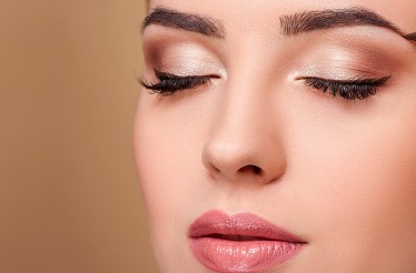 Ημιμόνιμο Μακιγιάζ Φρυδιών με τη μέθοδο Microblading (Τρίχα-Τρίχα) ή την Τεχνική Σκίασης Powder & δυνατότητα για συνδυαστική Τεχνική Combo Brows, για δυναμικό βλέμμα γεμάτο αυτοπεποίθηση, στους Αμπελόκηπους!