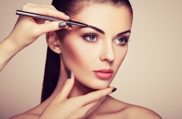 Ημιμόνιμο Μακιγιάζ Φρυδιών με τη μέθοδο Microblading (Τρίχα-Τρίχα) ή την Τεχνική Σκίασης Powder & δυνατότητα για συνδυαστική Τεχνική Combo Brows, για δυναμικό βλέμμα γεμάτο αυτοπεποίθηση, στη Νεάπολη!