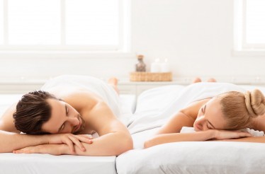 Πολυτελής Χαλάρωση για 2 Άτομα σε Prive Καμπίνα, με Full Body Massage & επιλογή από Relax, Σουηδικό, Αθλητικό, Deep Tissue, Candle, ﻿Hot Stones, Shiatsu, Aromatherapy ή Thai, στη Γλυφάδα!