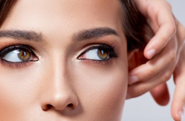 Σχηματισμός Φρυδιών με Κλωστή (νήμα) και δυνατότητα Βαφής Φρυδιών με Χένα, την τελευταία τάση της μόδας, στη Χαριλάου!