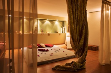 Απόλυτη Απόδραση Ευεξίας για 1 Άτομο με Full Body Relax Μassage, Ινδικό ﻿Massage Κεφαλής ή Ρεφλεξολογία, Aloe Vera Sunburn Massage, ﻿Holistic Chakra's Retreat Massage, στη Βούλα!