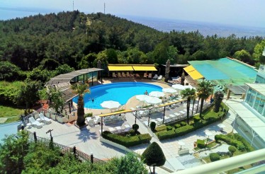 Είσοδος στην Πισίνα του «Philippion Pool Bar» με Καφέ & χρήση Ξαπλώστρας & Ομπρέλας & δυνατότητα για Ποτό, Φαγητό, σε ένα καταπράσινο περιβάλλον με πανοραμική θέα της πόλης, στον λόφο του Σέιχ Σου!