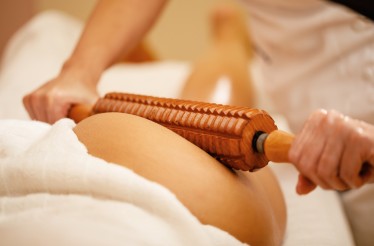 Μασάζ Κυτταρίτιδας με τη Μέθοδο της Μαδεροθεραπείας, σε Prive Ατομική Καμπίνα, για ﻿αντιμετώπιση της κυτταρίτιδας και σύσφιξη του δέρματος, στην Πολίχνη!