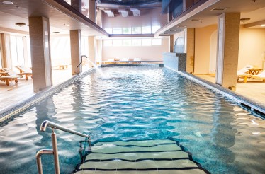 Σαγηνευτική Εμπειρία Χαλάρωσης & Ευεξίας για 2 Άτομα με χρήση Εσωτερικής Θερμαινόμενης Πισίνας & δυνατότητα για Massage (50') & Υδρομασάζ (60'), στην Αγία Τριάδα!