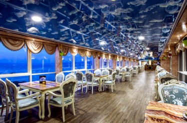 Γεύμα 2 Ατόμων με Πλήρες Μενού που περιλαμβάνει 2 Κυρίως Πιάτα, Σαλάτα, Επιδόρπιο & Κρασί, στο «Bridge Bar Restaurant» του Wellness Santa Hotel 5*, στην Αγία Τριάδα!