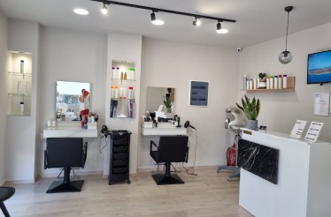 Χτένισμα, Κούρεμα, Θεραπεία Ενυδάτωσης & Βαφή με δυνατότητα συνδυασμού τους, για πλούσια μαλλιά που ακτινοβολούν, στην Καλαμαριά!