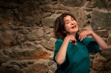 Θεατρική Παράσταση «Η Αφηγήτρια Ταινιών»! Η Κάτια Γέρου πρωταγωνιστεί στο εμβληματικό κείμενο του Hernán Rivera Letelier, στο Θέατρο Σοφούλη, την Τετάρτη 3 Δεκεμβρίου!