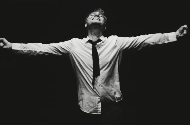 Θεατρική Παράσταση «Η Γέννηση ενός Φασίστα»! Ένα σκοτεινό, καθηλωτικό μονόδραμα που εισχωρεί στο θολωμένο μυαλό ενός δολοφόνου, στο Θέατρο Μελίνα Μερκούρη, την Τετάρτη 21 Ιανουαρίου!