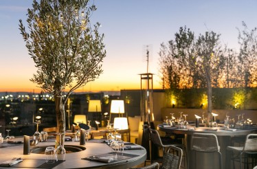 Valentine's Menu με Γεύμα 2 Ατόμων με Πλήρες Μενού που περιλαμβάνει 2 Κυρίως Πιάτα, Welcome Plate, Ορεκτικό, Ενδιάμεσο Πιάτο & Επιδόρπιο, στο Κέντρο της Θεσσαλονίκης!