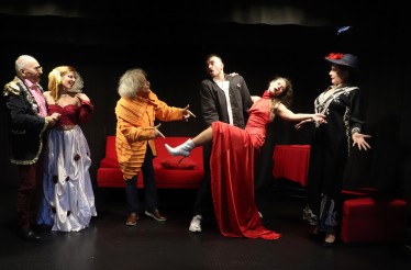 Θεατρική Παράσταση «Ράφτης Κυριών»! Η αξεπέραστη γαλλική φάρσα του Ζορζ Φεντώ «ράβεται» ξανά στα μέτρα του σήμερα, ﻿στο Θέατρο ΡΟ, κάθε Σάββατο & Κυριακή από 22 Νοεμβρίου!