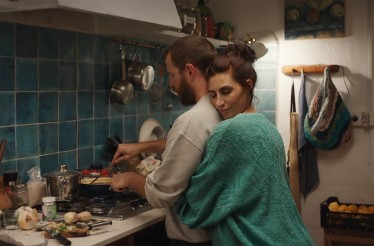 5€ για Είσοδο 1 Ατόμου στην Ταινία «Σιωπηλή Αγάπη», ένα τρυφερό, ρεαλιστικό δράμα για την ανθρώπινη ανάγκη για αποδοχή, ακόμη κι όταν ο κόσμος γύρω μοιάζει να μην έχει φτιαχτεί για σένα!