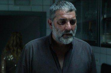 Από 3,5€ για Είσοδο 1 Ατόμου στην Ταινία «Σπασμένη Φλέβα», ένα ωμό, αστικό δράμα του Γιάννη Οικονομίδη με ένταση και ηθικά διλήμματα, όπου η απελπισία του ήρωα γίνεται η κινητήριος δύναμη για την πτώση του!