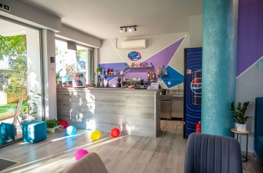 2 Καφέδες ή Ροφήματα της Επιλογής σας, με θέα το Παρκάκι της Βαρώνου Χιρς, στην Περιοχή του Ιπποκρατείου!