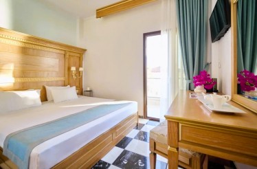 Πασχαλινή Απόδραση ﻿με Διανυκτέρευση 2 έως 4 Ατόμων με Πρωινό ή Ημιδιατροφή, σε Δίκλινο, Τρίκλινο ή Family Δωμάτιο & Θέα στη Θάλασσα, ﻿στο ﻿«Evlogia Hotel Seafront & Annex» στη Φούρκα Χαλκιδικής!