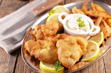 Γεύμα με Σαρακοστιανό Μενού που περιλαμβάνει Μπακαλιάρο, Χειροποίητη Σκορδαλιά, Τηγανητές Πατάτες & Ατομική Αγγουροντομάτα﻿, στο «Bridge Bar Restaurant» του Wellness Santa Hotel 5*, στην Αγία Τριάδα!