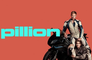 Από 3,5€ για Είσοδο 1 Ατόμου στην Ταινία «Pillion», ένα βαθιά ρομαντικό queer φιλμ, ﻿με τους Αλεξάντερ Σκάρσγκορντ και Χάρι Μέλινγκ!