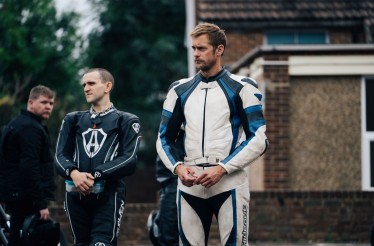 5€ για Είσοδο 1 Ατόμου στην Ταινία «Pillion», ένα βαθιά ρομαντικό queer φιλμ, ﻿με τους Αλεξάντερ Σκάρσγκορντ και Χάρι Μέλινγκ!