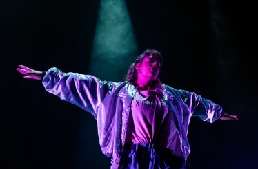 Θεατρική Παράσταση «Στον Κύριο Τζέι»! Ένας σουρεαλιστικός μονόλογος ﻿που μιλά απενοχοποιημένα για διαταραχές αντίληψης της πραγματικότητας, στο Θέατρο Τεχνών Θεσσαλονίκης, από Παρασκευή 16 Ιανουαρίου!