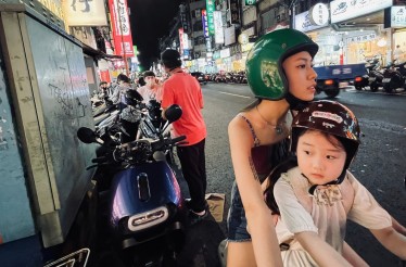 5€ για Είσοδο 1 Ατόμου στην Ταινία «Το Αριστερό μου Χέρι», το σκηνοθετικό ντεμπούτο της Σι-Τσινγκ Τσου με ένα ﻿φιλμ που αποτέλεσε την επίσημη πρόταση της Ταϊβάν για το ξενόγλωσσο Όσκαρ!