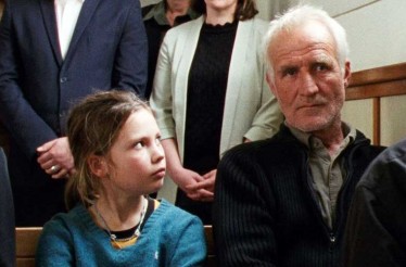 6€ από 8€ για Είσοδο 1 Ατόμου στην Ταινία «Ανάμεσα στις Καλαμιές», ﻿να ατμοσφαιρικό δράμα του Σβεν Μπρέσσερ για μυστικά, ενοχές και όσα κρύβονται κάτω από την επιφάνεια!