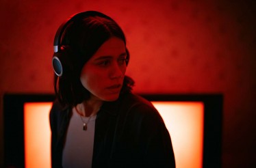 6€ από 8€ για Είσοδο 1 Ατόμου στην Ταινία «Undertone», το σκηνοθετικό ντεμπούτο του Ίαν Τούασον με ένα αγωνιώδες θρίλερ ακουστικού τρόμου!