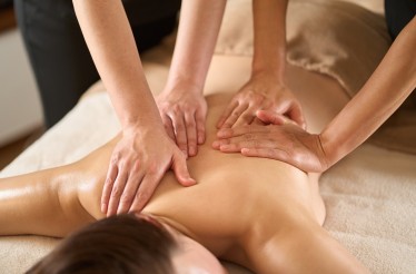 Απόλυτη Εμπειρία Ευεξίας με 4 Hands Relax Massage (75') για 1 Άτομο, από 2 Θεραπευτές ταυτόχρονα, με συνδυασμό Σιάτσου & Ινδικού Μασάζ Κεφαλής, στον Εύοσμο!