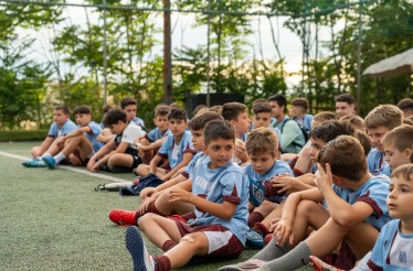 Μηνιαία, 3μηνη ή Ετήσια Συνδρομή για Αγόρια & Κορίτσια 4 έως 14 ετών, στην Ακαδημία Ποδοσφαίρου «Strikers Football Academy» ﻿(έναντι PAOK Sports Arena)!